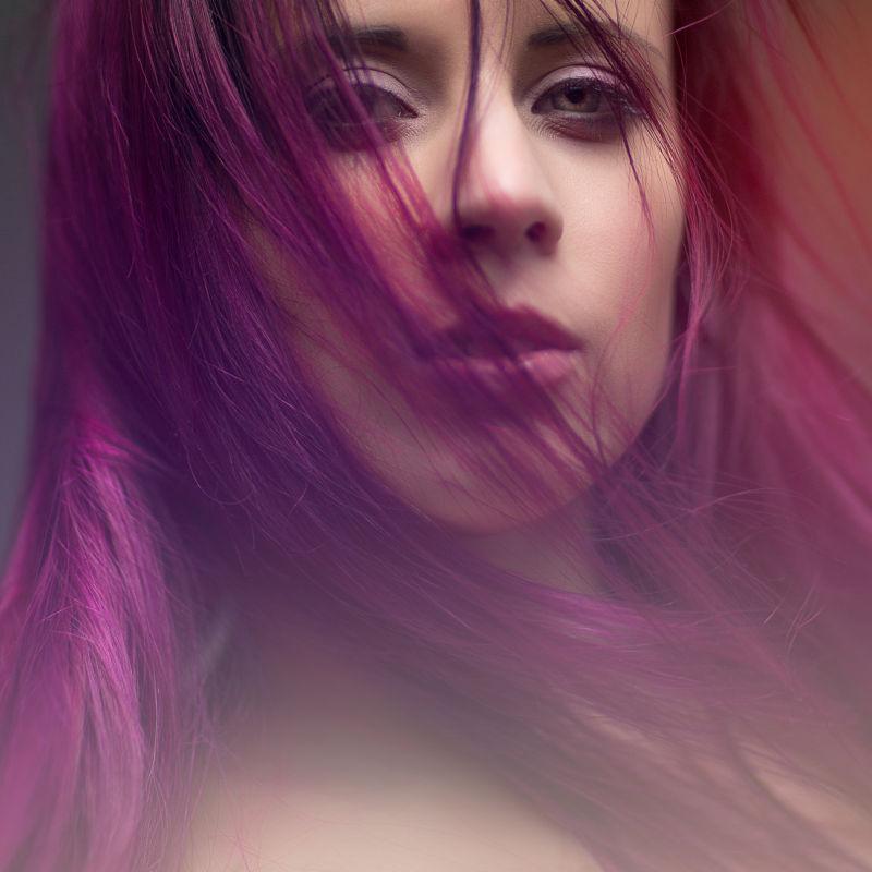美女的紫色长发