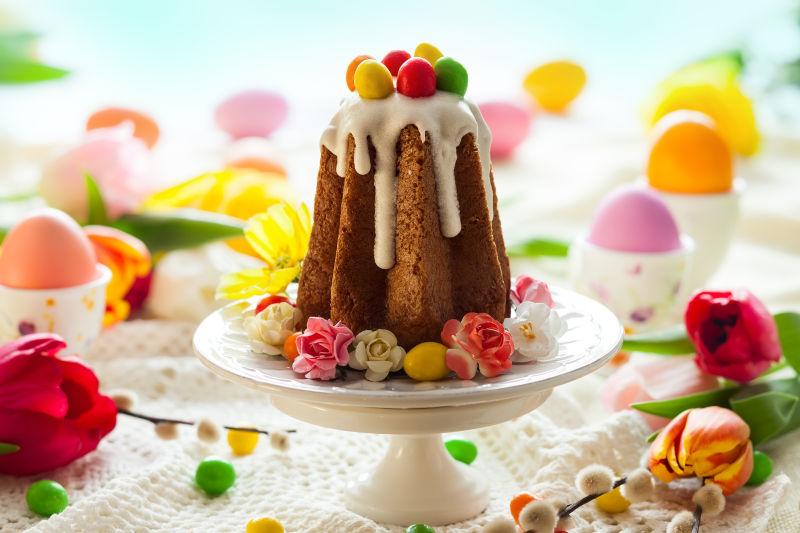 鲜花蛋糕和复活节彩蛋