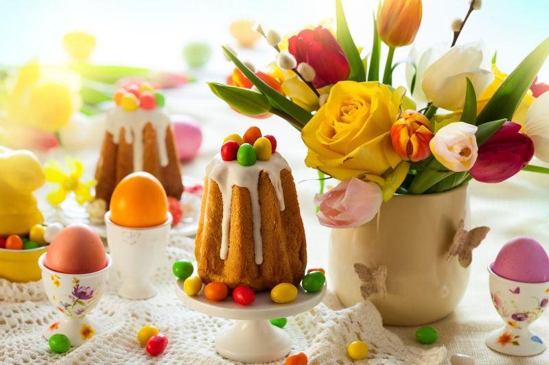 复活节餐桌上的鲜花蛋糕和彩蛋