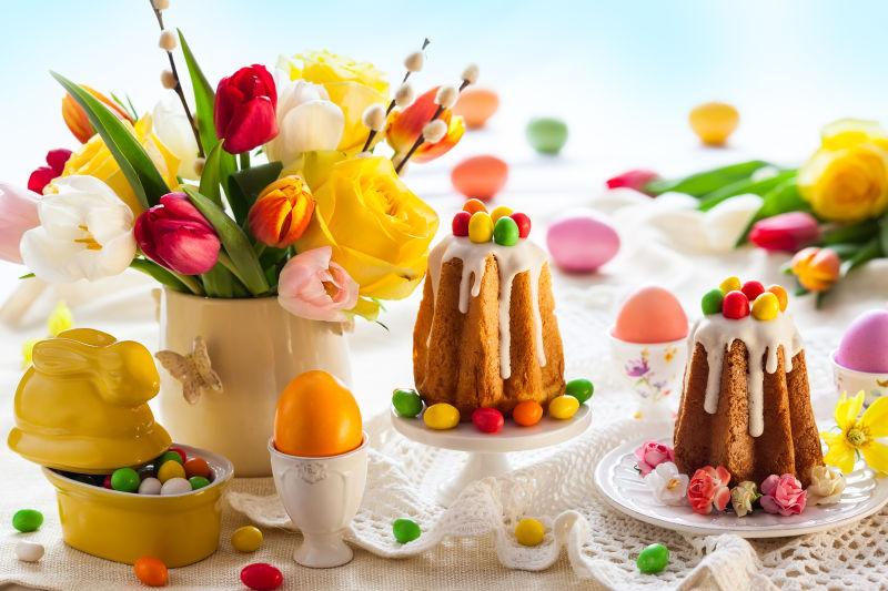 鲜花蛋糕和复活节彩蛋装饰的餐桌