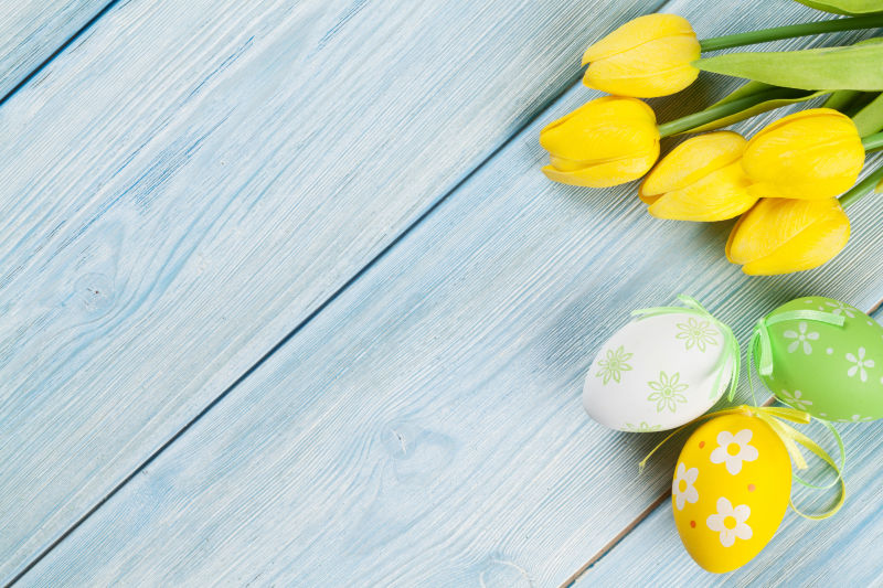 复活节彩蛋与黄色的郁金香