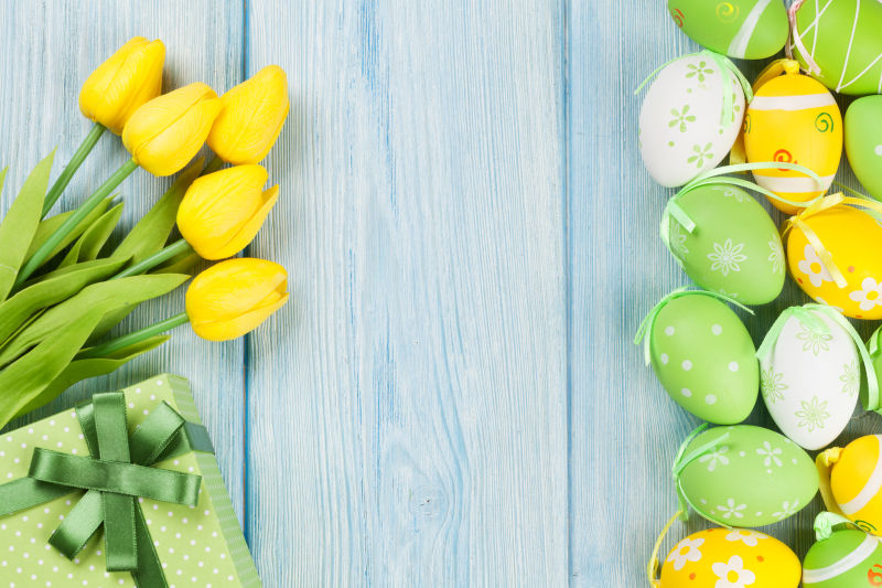 复活节彩蛋与黄色郁金香绿色礼品盒