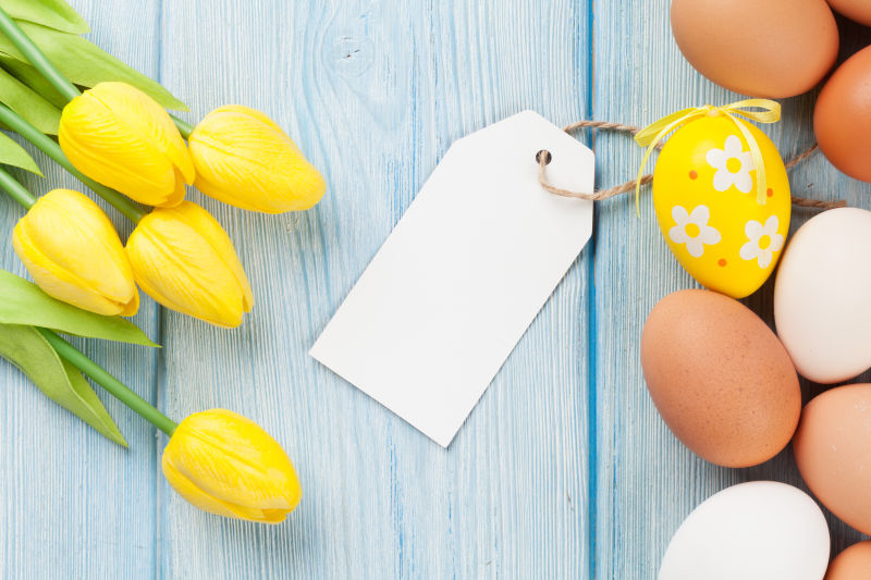 复活节彩蛋与鸡蛋黄色郁金香