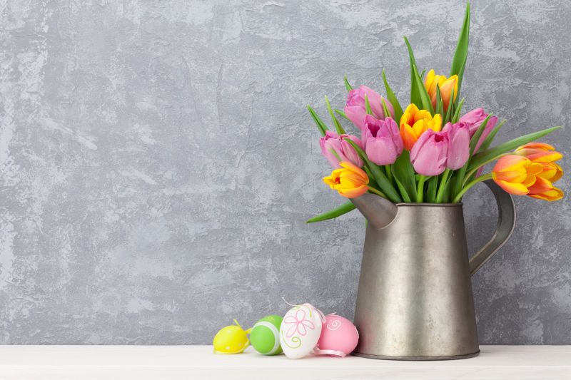 复活节彩蛋与五颜六色的郁金香花束