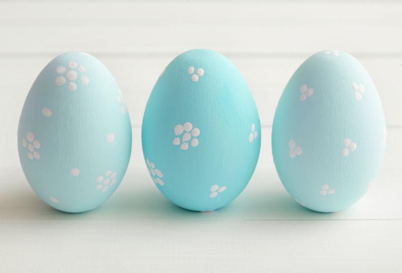 白色背景上的三颗整齐排列的复活节彩蛋