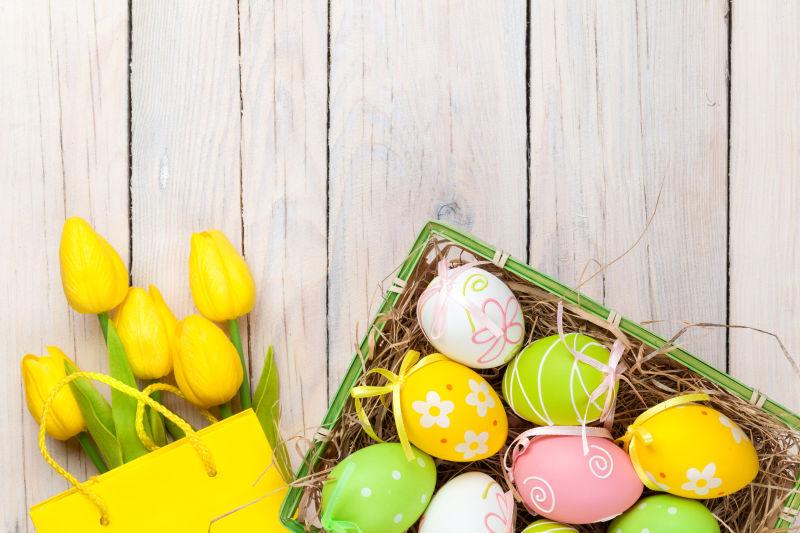 木板上的郁金香和复活节彩蛋