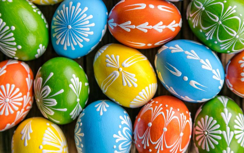 画着不同花纹的复活节彩蛋