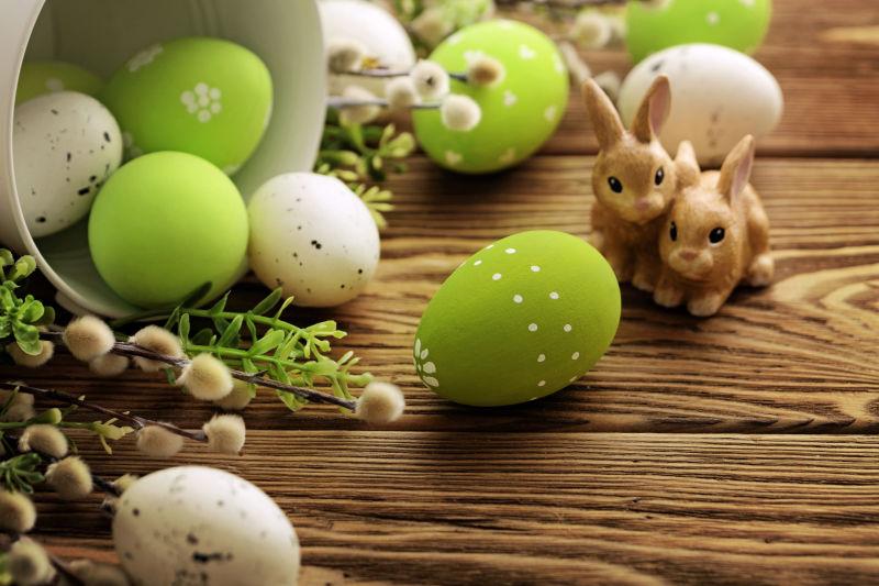 木桌上的兔子饰品和复活节彩蛋