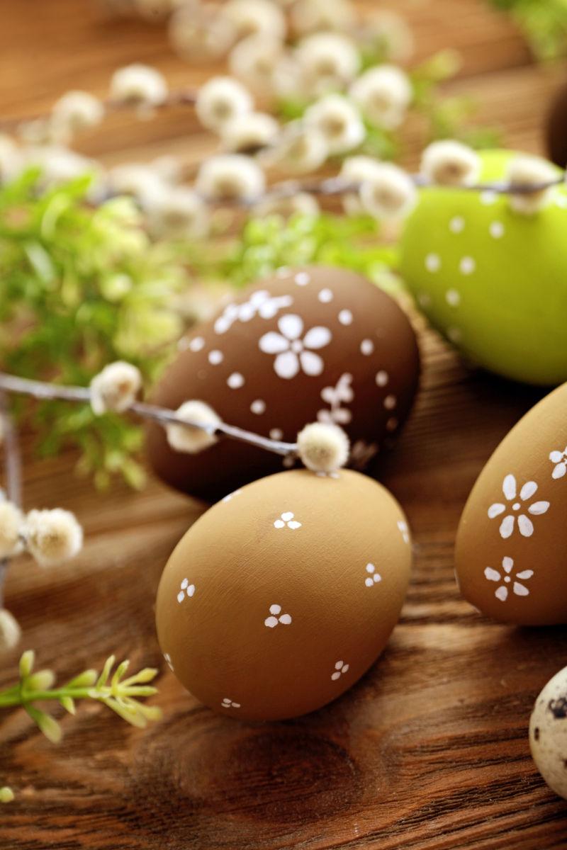 木桌上的棕色复活节彩蛋