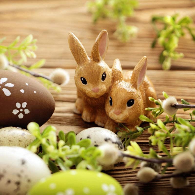复活节彩蛋边的可爱兔子饰品