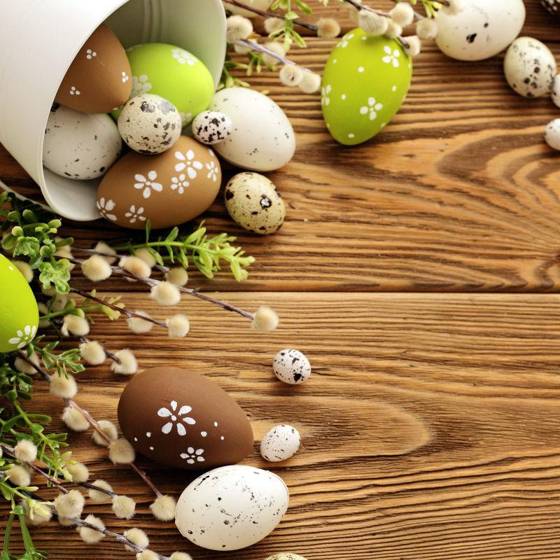 木板上不同形状的复活节彩蛋