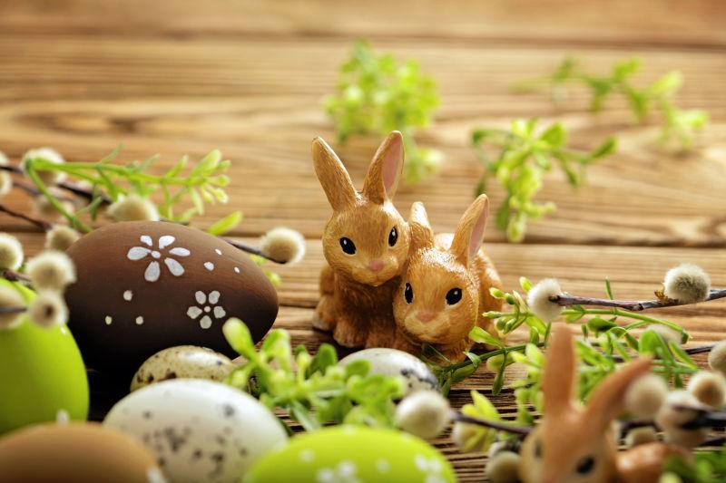 木桌上的复活节彩蛋和兔子饰品