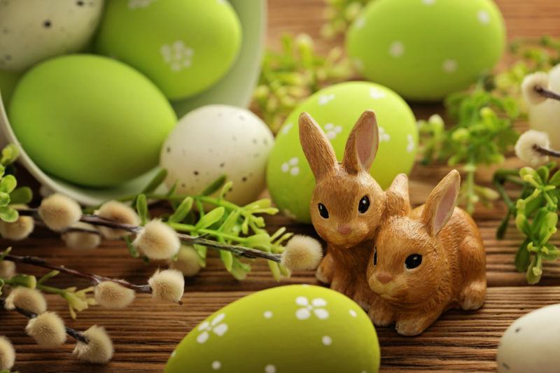 复活节彩蛋中的可爱兔子饰品