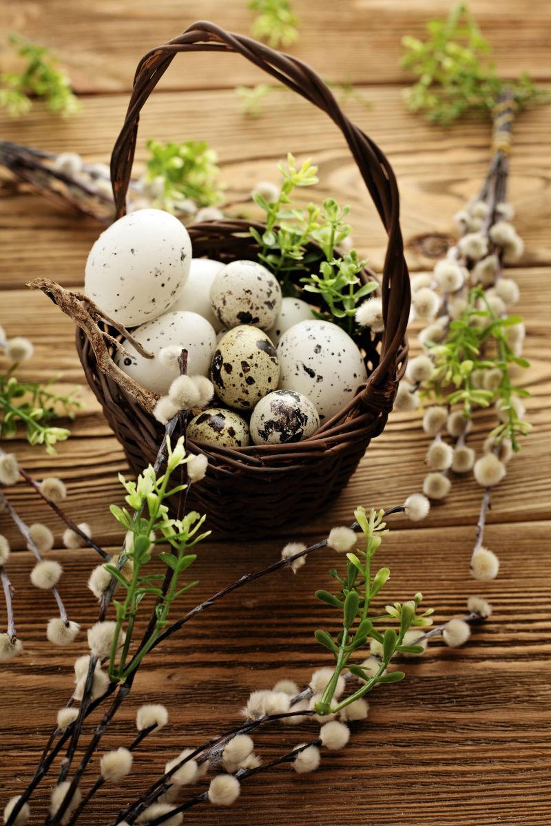 桌子上的花篮里放着复活节彩蛋