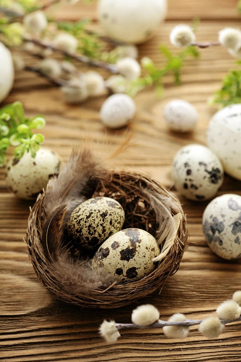 桌子上的鸟巢里有复活节彩蛋