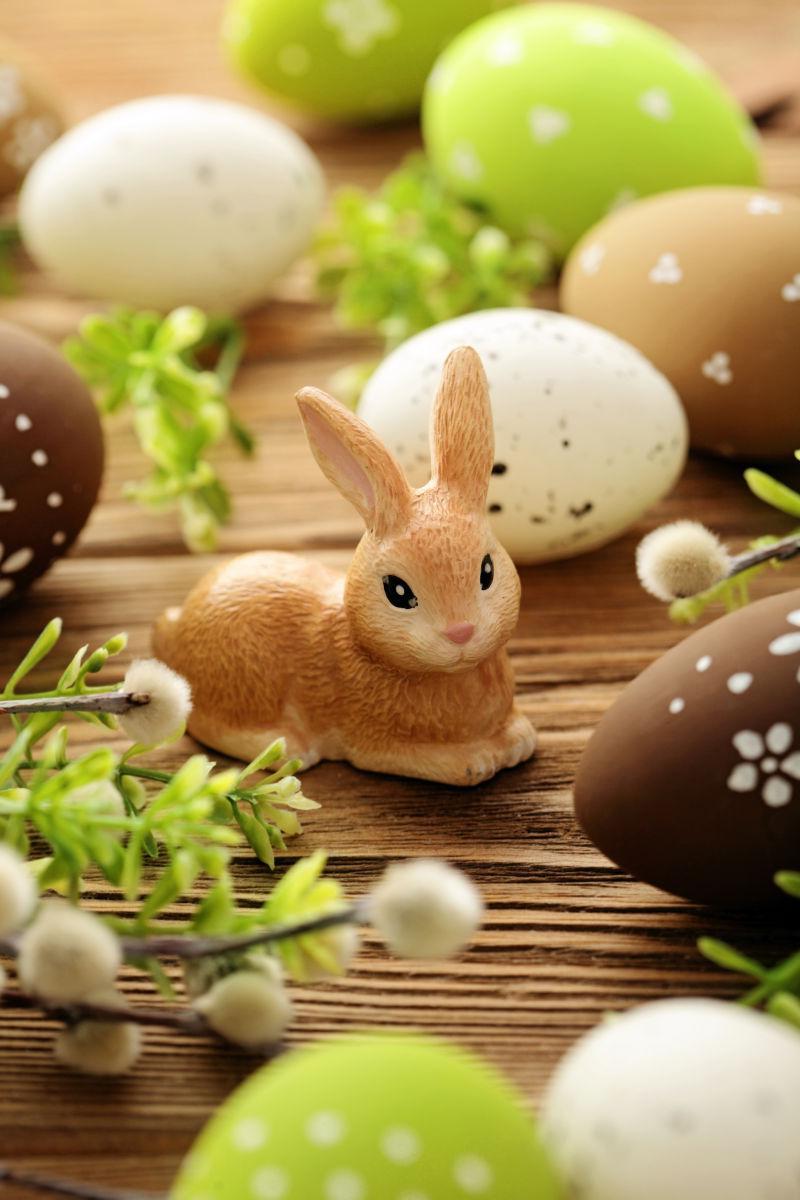 桌子上的复活节彩蛋和兔子饰品