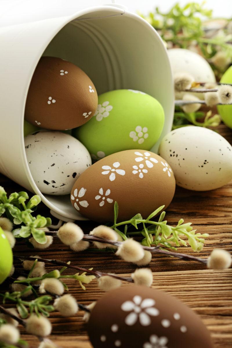 木质桌面上的复活节彩蛋