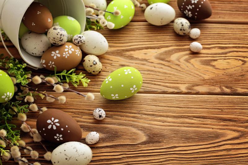 桌子上的各种不同形状的复活节彩蛋
