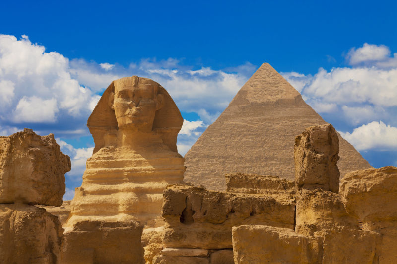 蓝天下的埃及狮身人面像与金字塔