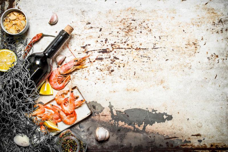 锈迹背景上的葡萄酒虾和香料鱼网