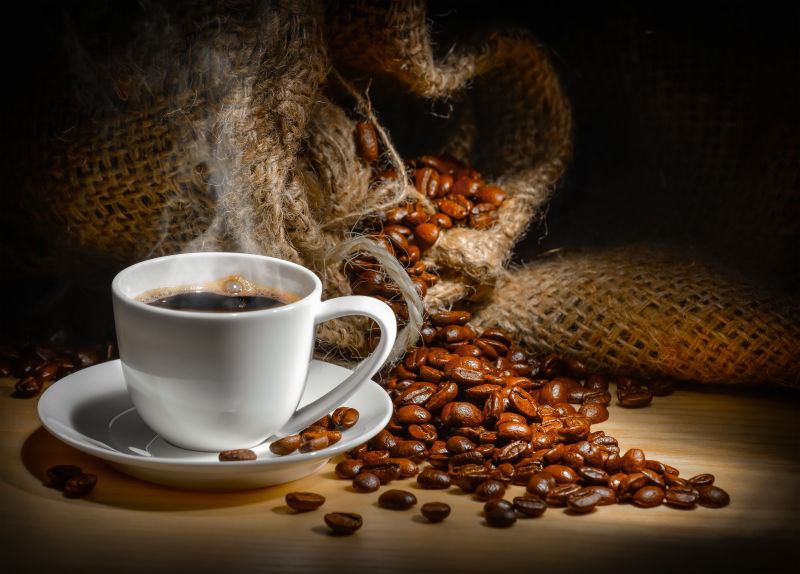 黑咖啡与咖啡豆