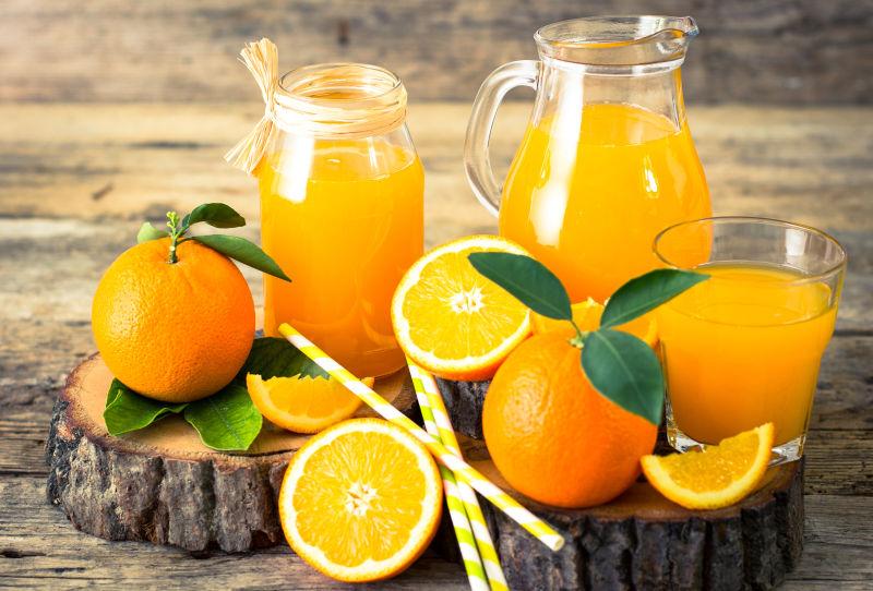 木板上的橙汁