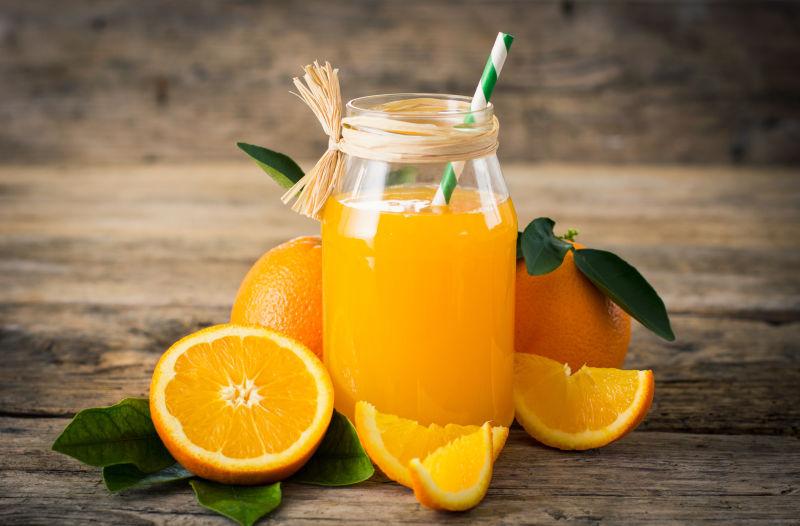 玻璃罐里的鲜橙汁