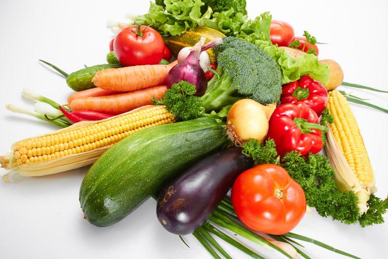 桌子上的新鲜健康蔬菜集