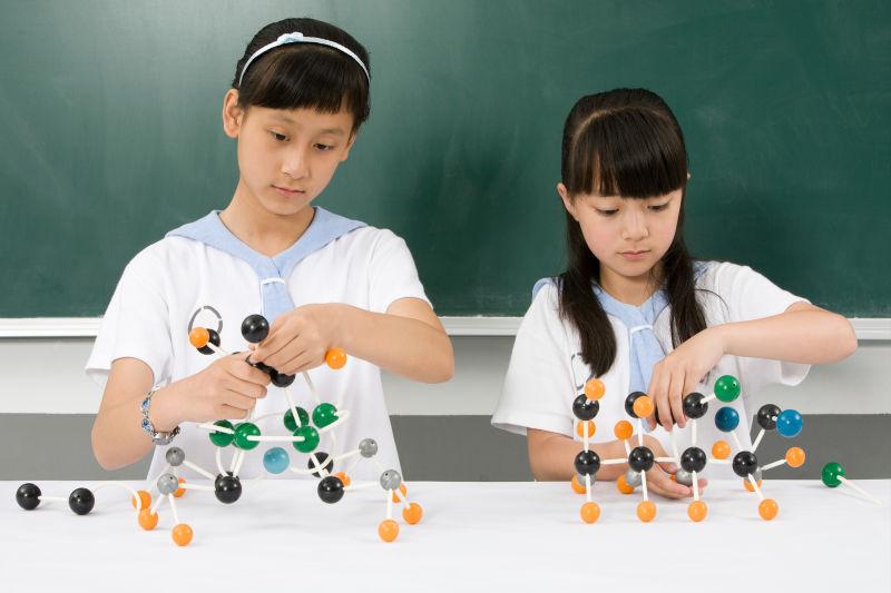 教室内制作化学模型的两名学生
