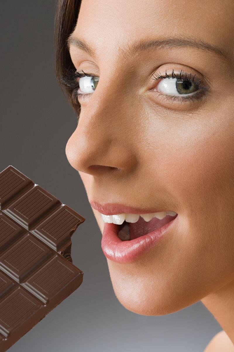 微笑着吃巧克力的女人