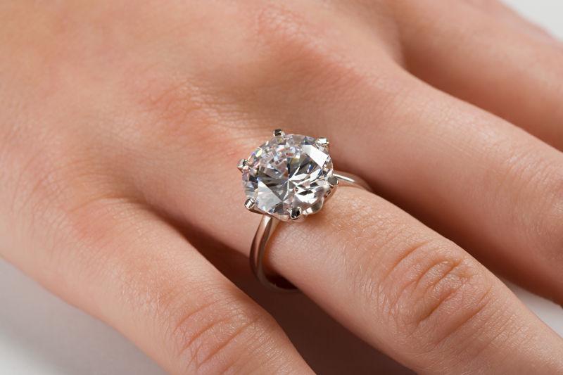 女人手上的钻石戒指