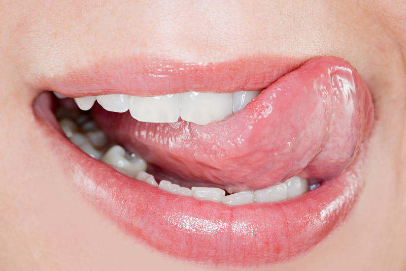 女人的舌头舔嘴唇