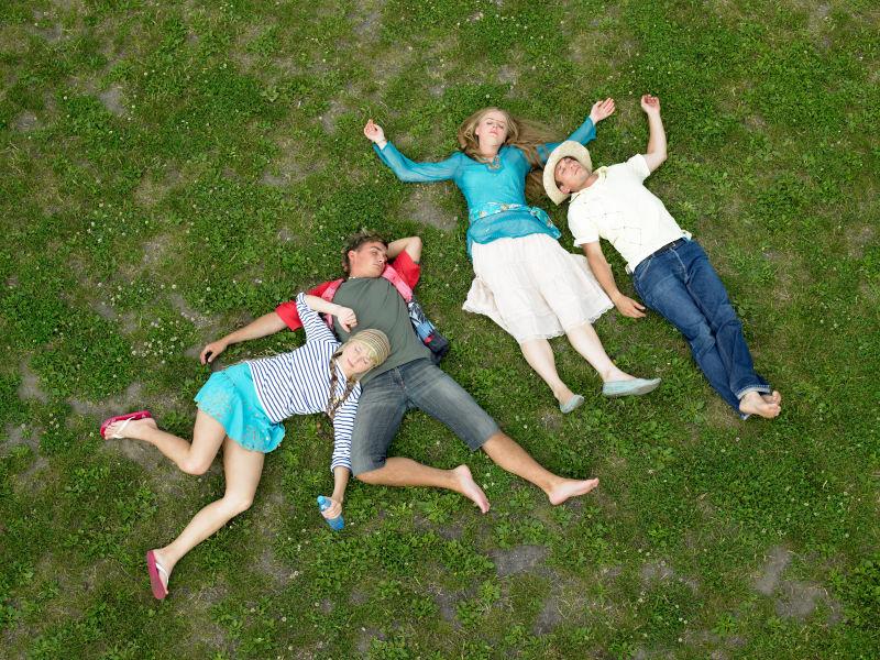 躺在草地上休息的四个人