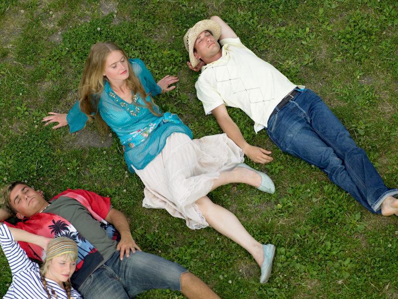 躺在草地上休息的人群