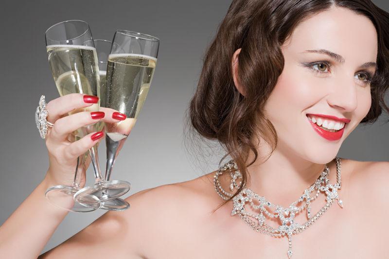 戴着钻石项链拿着香槟酒的美女