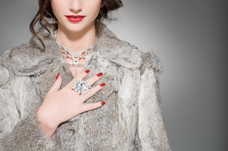戴钻石戒指和穿毛皮大衣的女人