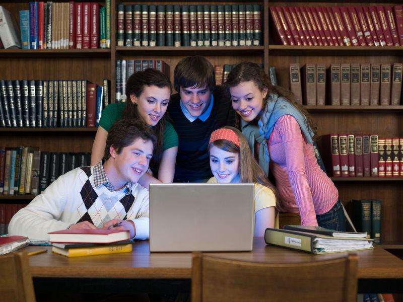 图书馆学生与笔记本电脑