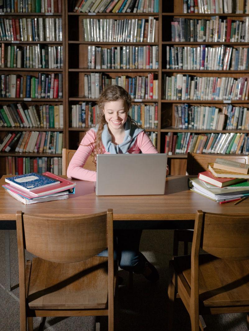 在图书馆用电脑的女孩