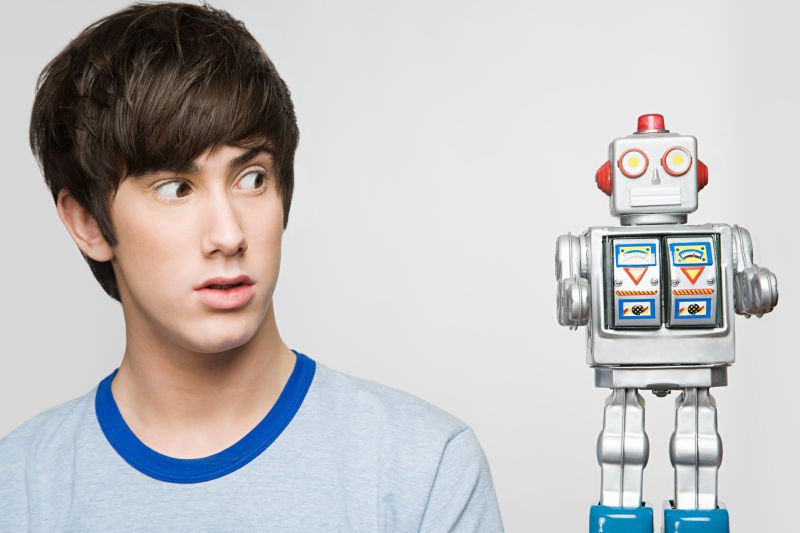 年轻的男人和机器人