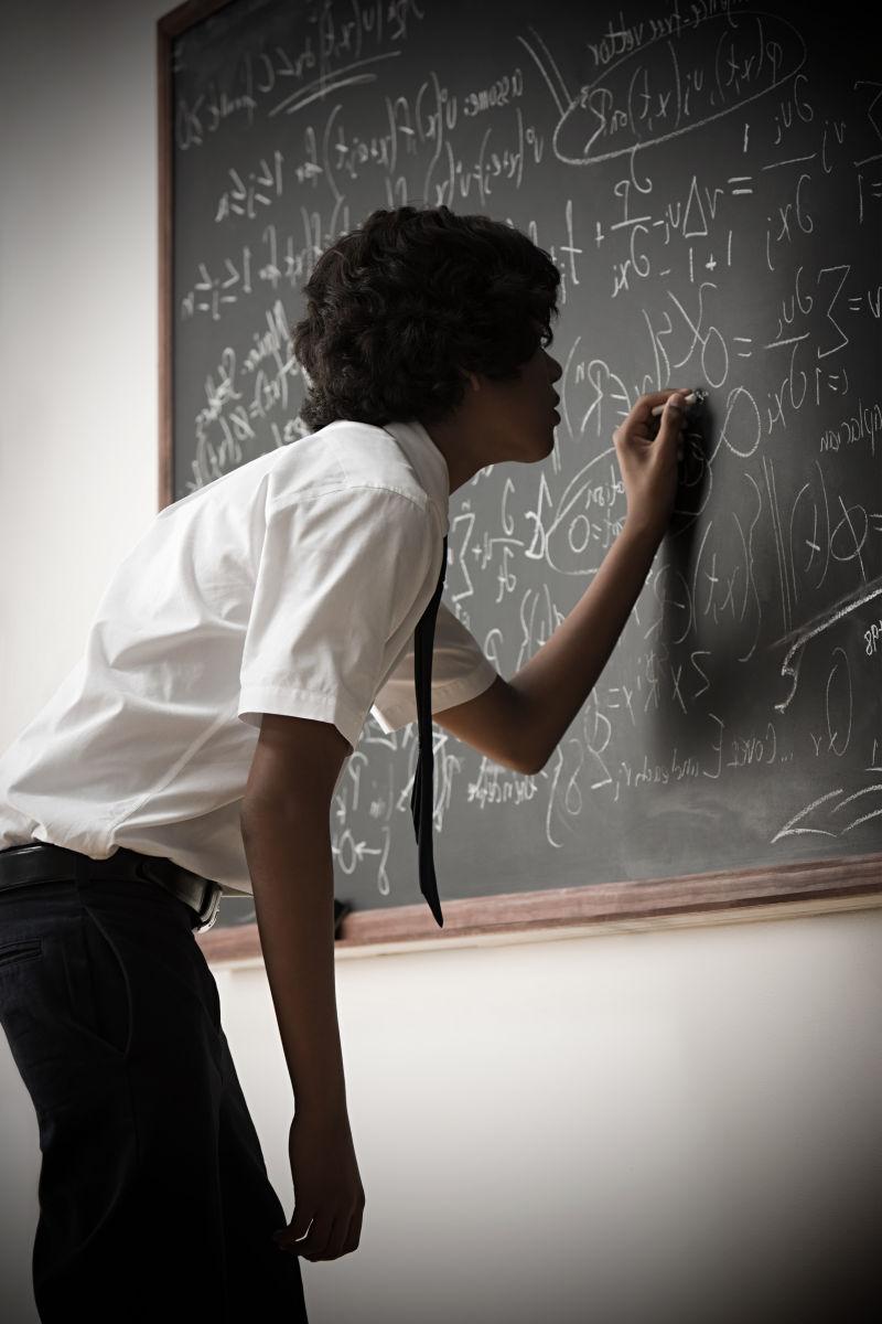 黑板上的男孩写字
