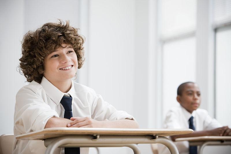 教室里的微笑的男孩听课