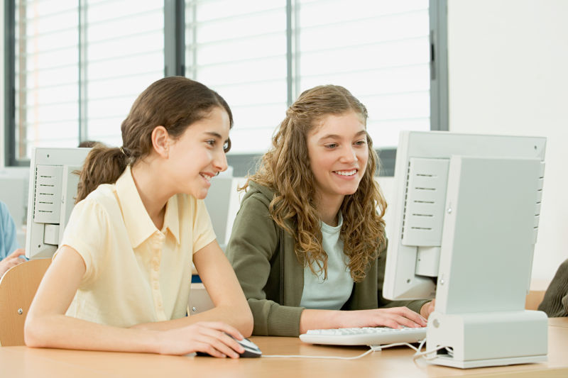 电脑前的两个女学生