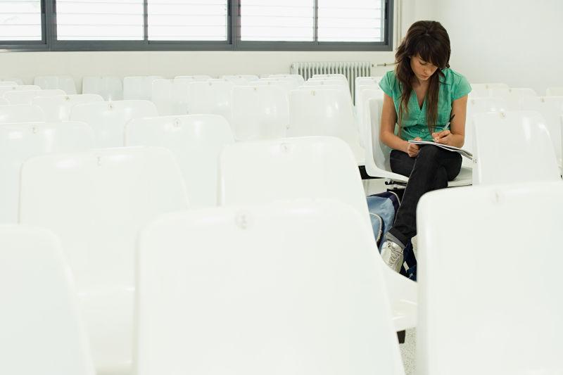 课堂里坐在白色椅子上的女学生