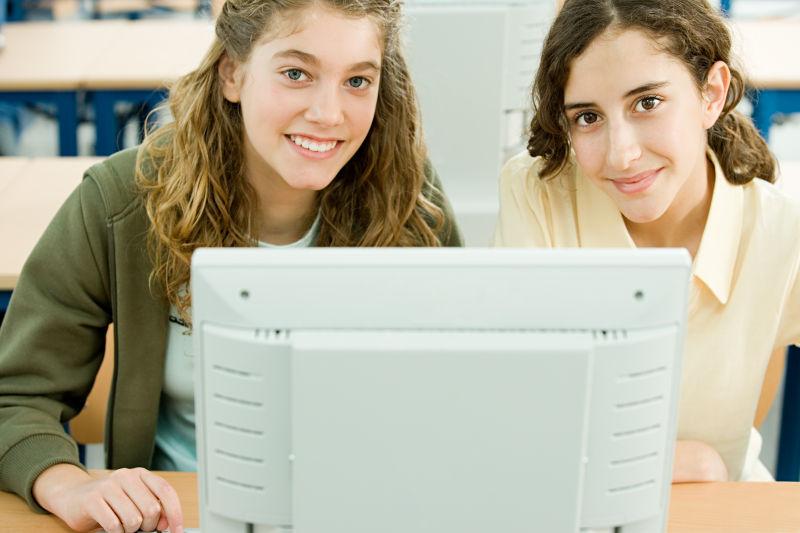 电脑前的两个可爱的学生