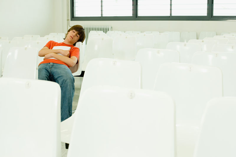 教室里在椅子上睡着的学生