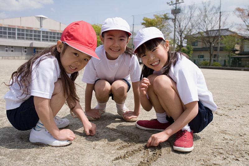 女孩在沙滩上画画