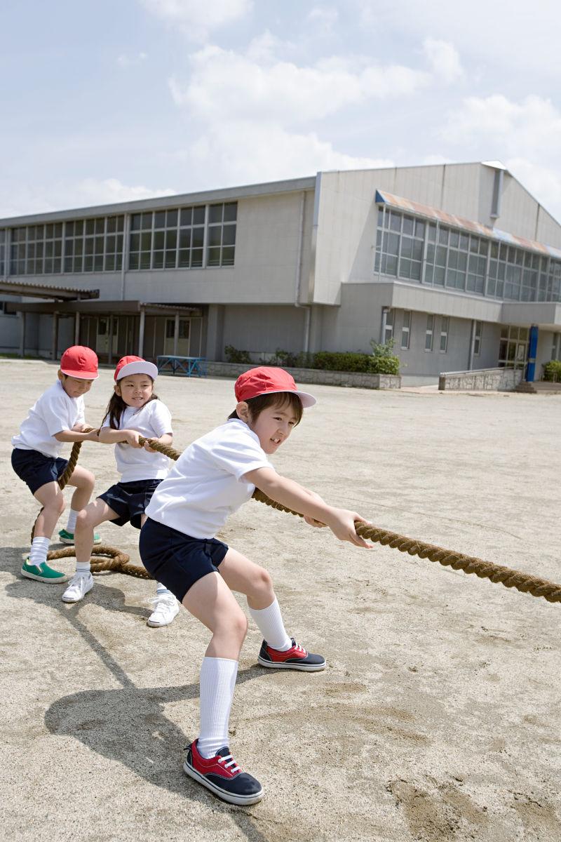 拔河比赛的学生