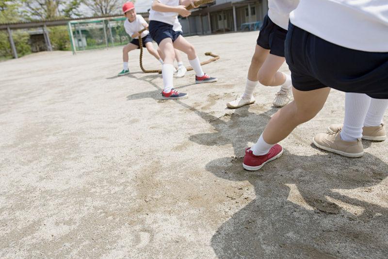 学生在进行拔河比赛