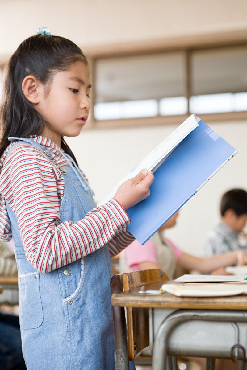 一个正在读书的女孩