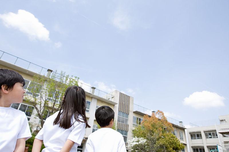 学生在望着蓝天白云